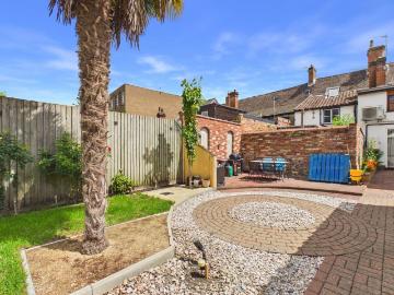 Eastgate Street, Bury St Edmunds IP33, 2 bed flat to rent, £1,500 pcm | PrimeLocation
