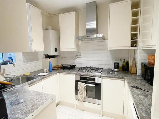 Eastdown House, Amhurst Road, E8 3 bed flat to rent £2,850 pcm £658 pw