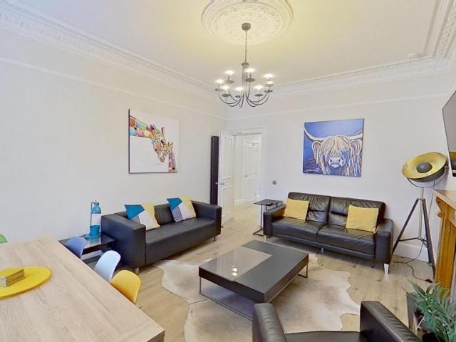 Easter Road, Edinburgh, Midlothian, EH7 3 bed flat to rent £2,550 pcm £588 pw