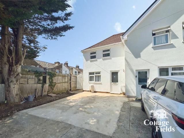 Eastern Avenue, Waltham Cross EN8, 2 bed end terrace house to rent, £2,100 pcm | PrimeLocation