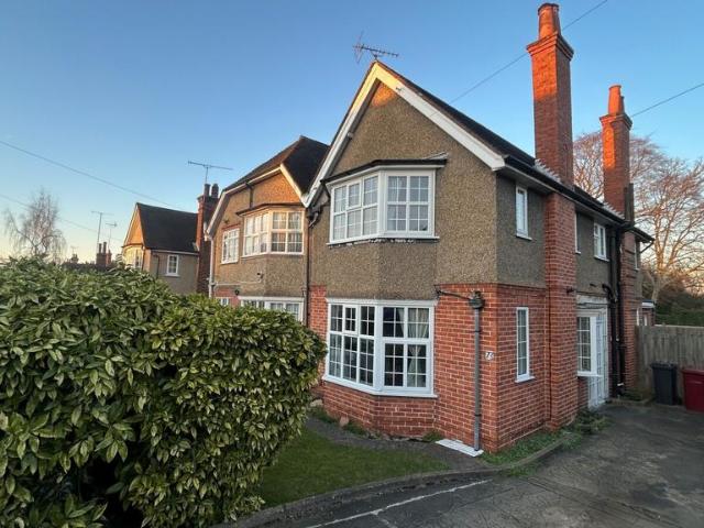 Eastern Avenue, Berkshire RG1 2 bed semi detached house to rent £1,750 pcm £404 pw