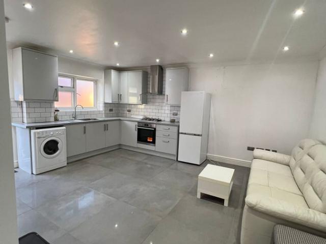 Eastern Avenue IG2, 1 bed flat to rent, £1,450 pcm | PrimeLocation