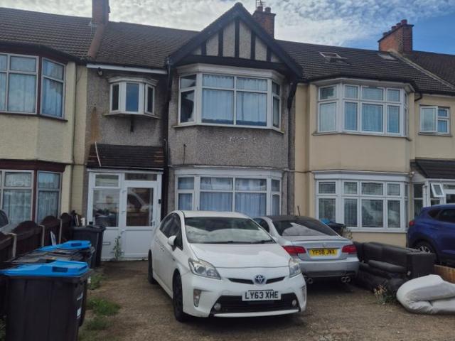 Eastern Avenue, Ilford IG2, 2 bed flat to rent, £1,850 pcm | PrimeLocation