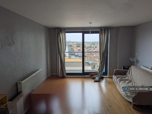 Eastern Avenue, London, IG2 2 bed flat to rent £2,000 pcm £462 pw