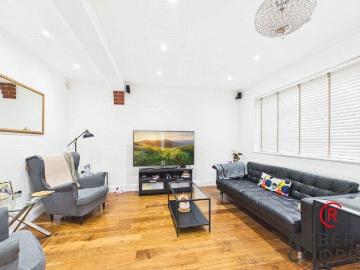Eastern Avenue, Pinner, HA5 4 bed semi detached house to rent £2,700 pcm £623 pw