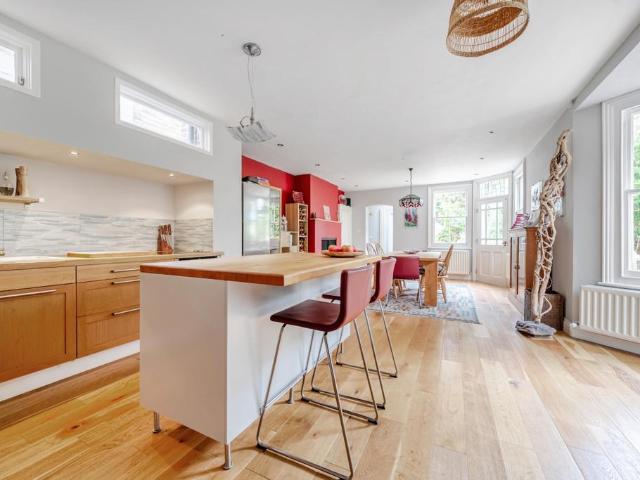 Eastern Road London N2 3 bed detached house to rent £7,500 pcm £1,731 pw