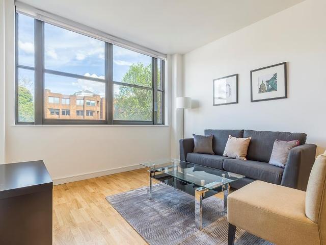 Eastern Road, Romford Town Centre 2 bed apartment to rent £2,000 pcm £462 pw