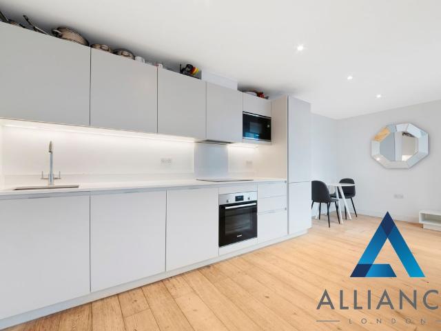 Eastern Road, Romford RM1, 1 bed flat to rent, £1,750 pcm | PrimeLocation