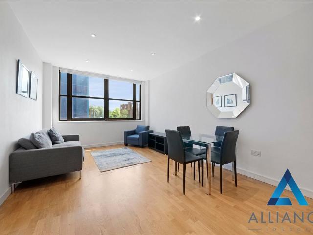 Eastern Road, Romford RM1, 2 bed flat to rent, £2,000 pcm | PrimeLocation