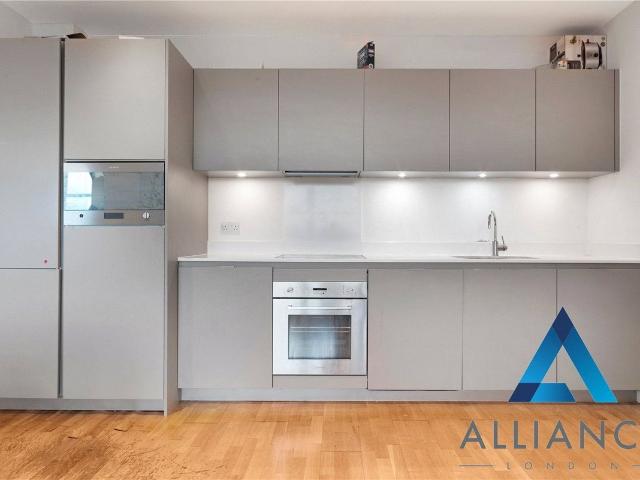 Eastern Road, Romford RM1, 2 bed flat to rent, £2,000 pcm | PrimeLocation