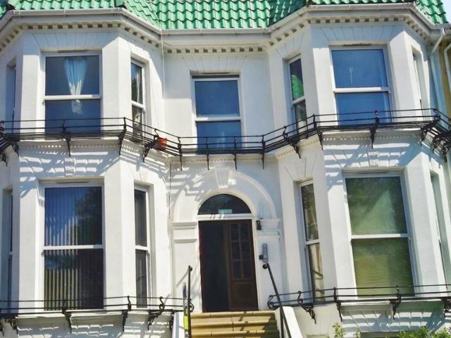 Eastern Villas Road Southsea PO4 2 bed apartment to rent £1,250 pcm £288 pw