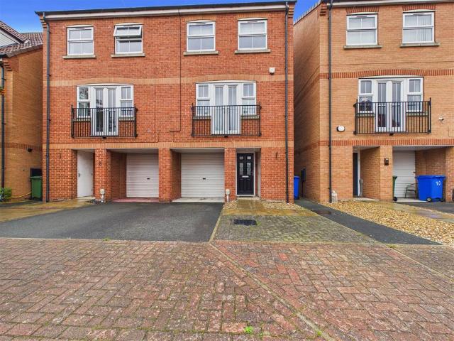 Eastfield Court, Hessle 3 bed townhouse to rent £950 pcm £219 pw