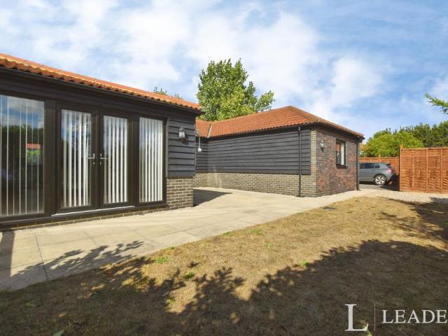Eastfield Stables, May Walk, Elsenham. 3 bed bungalow to rent £1,800 pcm £415 pw