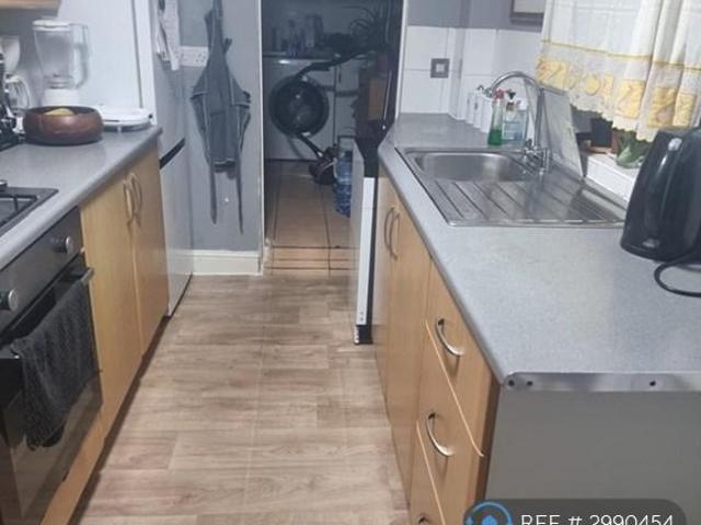 Eastfield Road, Peterborough, PE1 3 bed terraced house to rent £1,230 pcm £284 pw