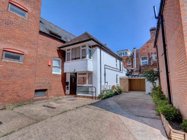 Easton Street, Buckinghamshire HP11 Studio to rent £1,000 pcm £231 pw