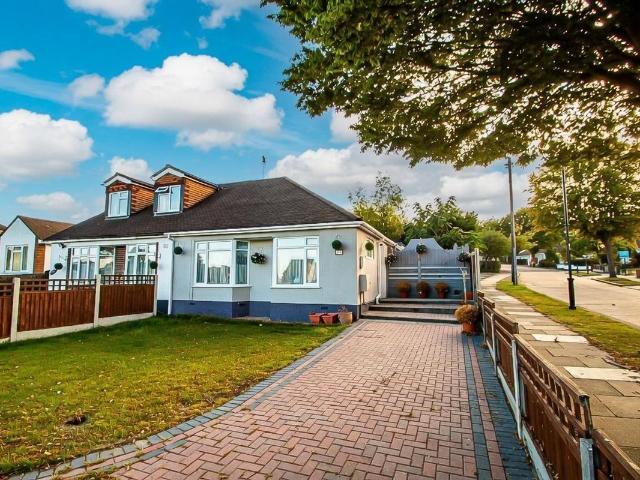 Eastwood Old Road, Leigh On Sea SS9, 2 bed bungalow to rent, £1,600 pcm | PrimeLocation