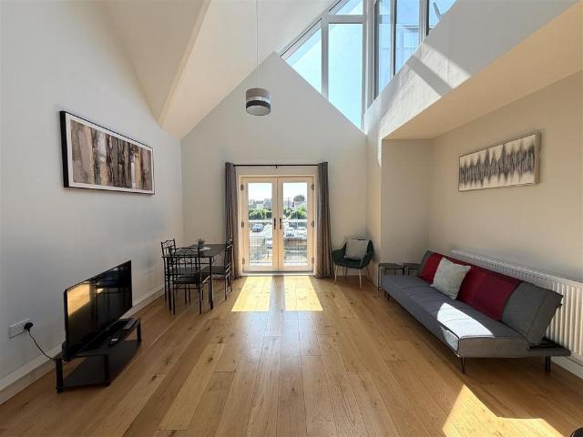 Eastwood Road, Rayleigh SS6 3 bed apartment to rent £2,125 pcm £490 pw