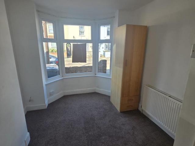 Eastville Road, Bedford MK42 2 bed flat to rent £1,225 pcm £283 pw