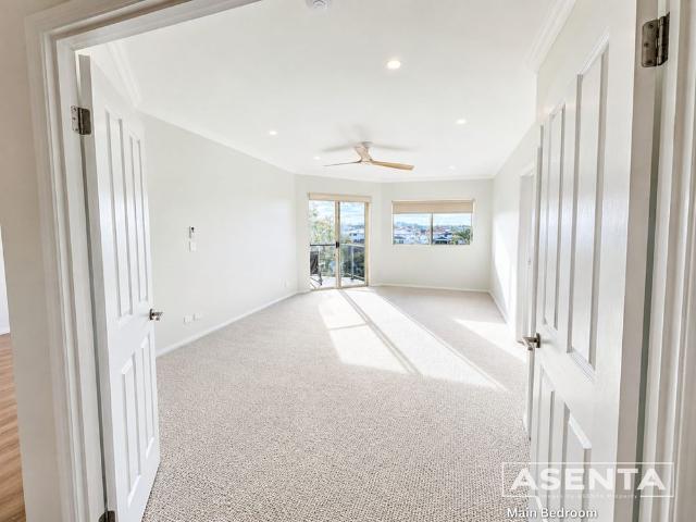 Easy Bayside Living Renovated 3 Bed Apartment with Pool & Gym