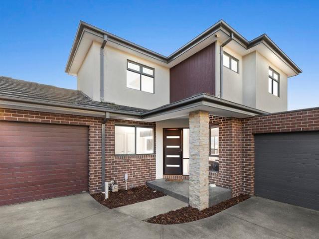 Easy, Breezy & Beautiful Townhouse with GF Master