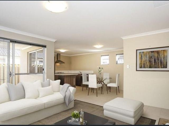 EASY CARE 3X1 IN GREAT LOCATION!
