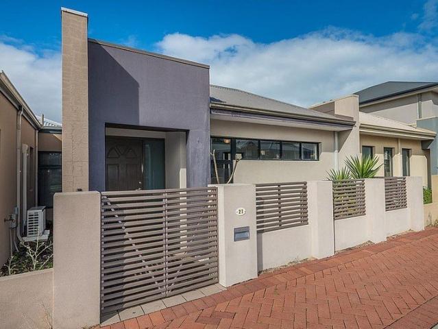 EASY CARE 3X1 IN GREAT LOCATION!