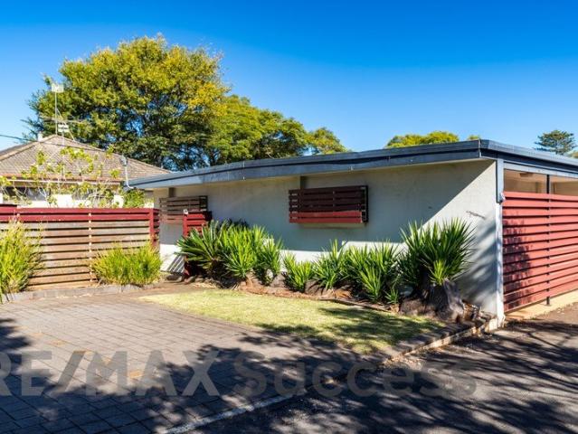 Easy Care Centenary Heights Unit with Study Space