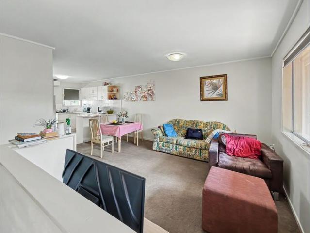 Easy Care Centenary Heights Unit with Study Space