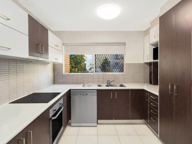 Easy care beachside apartment, moments to cafes and the sand