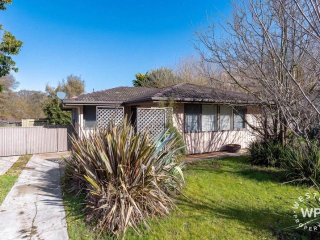 EASY CARE HOME CLOSE TO LOCAL SCHOOLS & SHOPS WITH A SHED FOR THE HANDYMAN