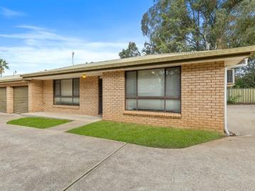 EASY CARE LIVING, MOMENTS FROM CBD