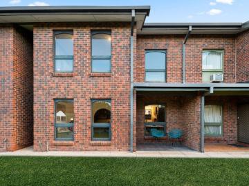 Easy Care Living Near the City & Linear Park