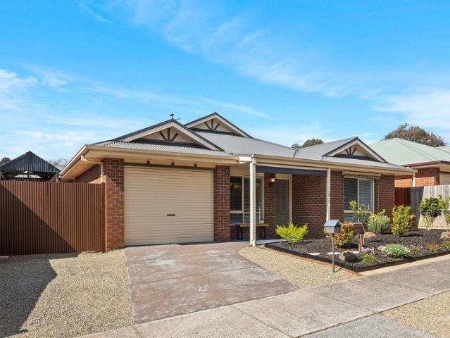 Easy care living in a central Woori Yallock position