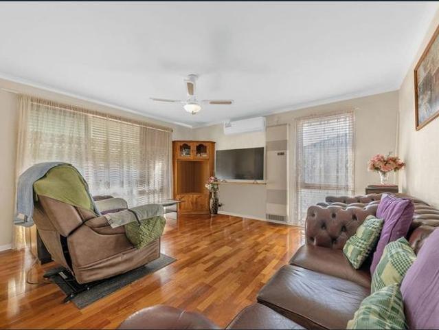 Easy Care Living in a Peaceful Court Setting