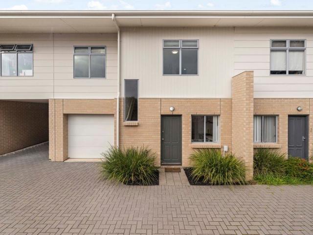 Easy Care Living in a Prime Coastal Pocket