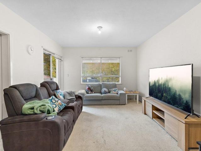 Easy Care Living in a Well Maintained Complex!