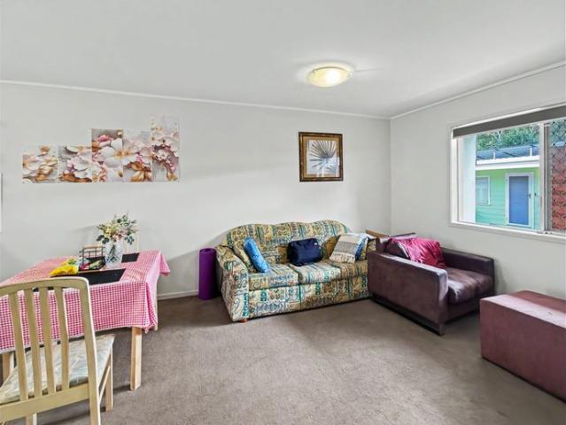 Easy Care Living in Convenient Centenary Heights