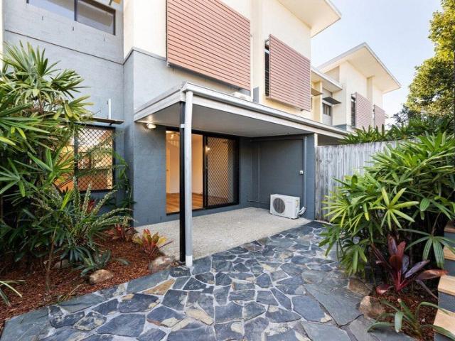 Easy care townhouse in a convenient Kedron location