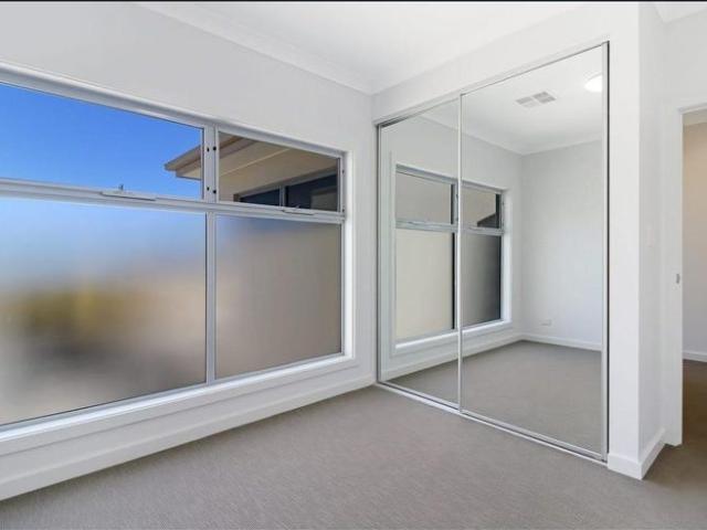 EASY CARE TOWNHOUSE LIVING WALK TO SHOPS & TRANSPORT!