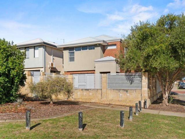 EASY CARE TOWNHOUSE LIVING IN THE HEART OF SETTLERS HILLS