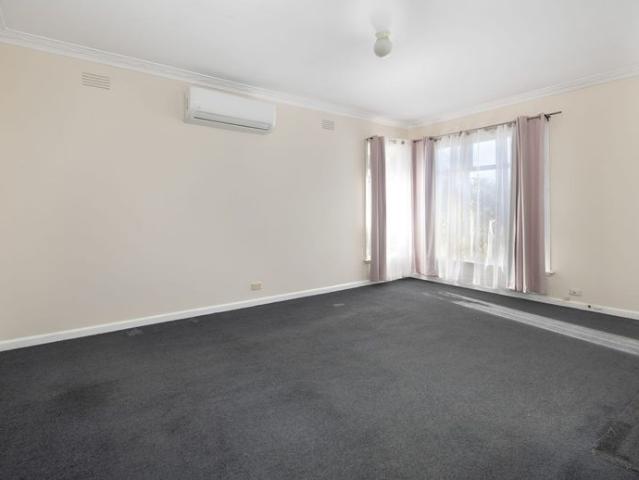 EASY CARE UNIT IN WENDOUREE GARDENER & WATER INCLUDED