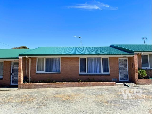 EASY CARE UNIT IN CENTRAL LOCATION