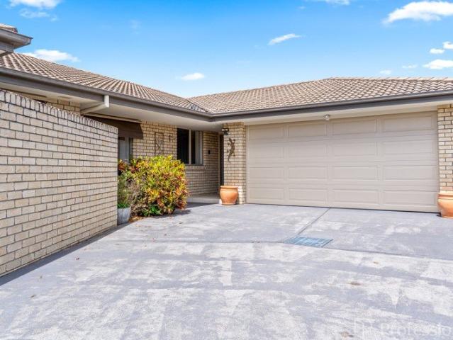 Easy Care Villa Living, Approximately 600 Metres from Stockland
