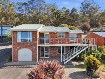 Easy Coastal Living with Views to Maria Island