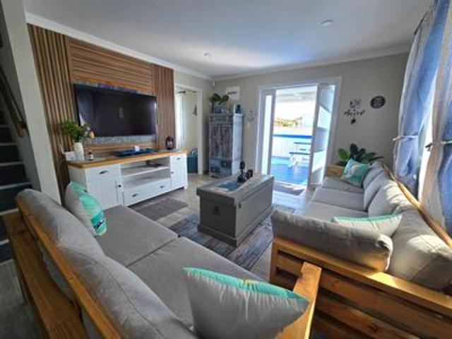 easy coastal living within walking d.