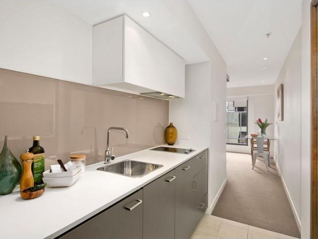 Easy Fully Furnished 1 Bedroom Apartment on St Kilda Rd!
