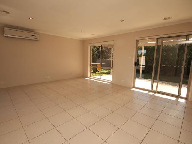 Easy Family Living in Florey