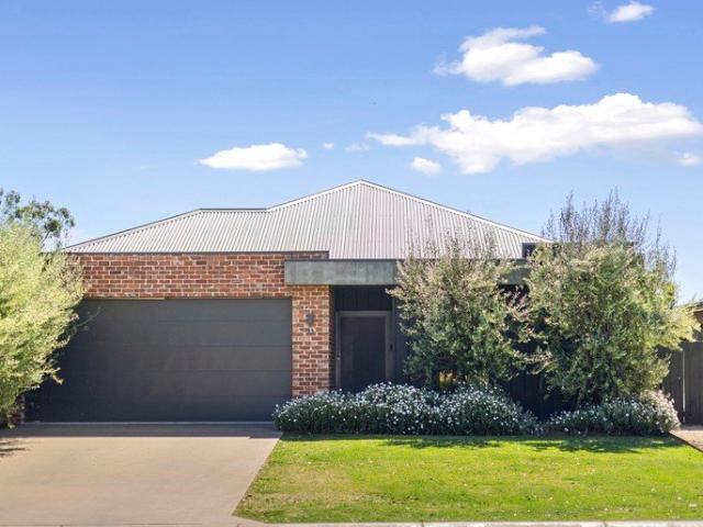 Easy Family Living in Lakeview Estate