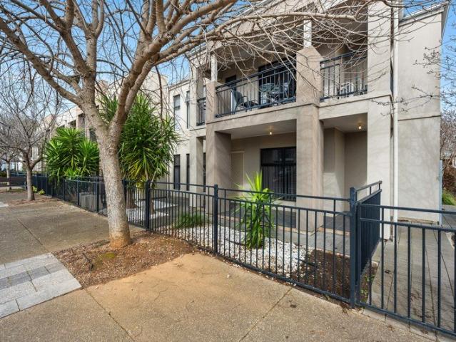 Easy Ground Floor Living With Courtyard Appeal!