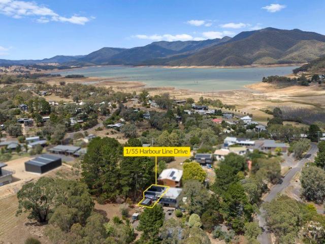 Easy Lakeside Living in Popular Goughs Bay